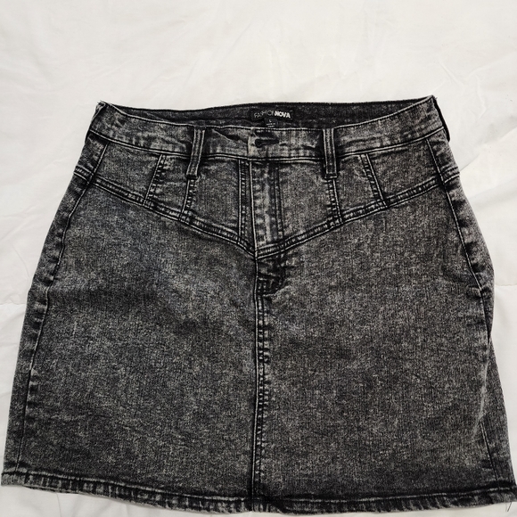 Black denim skirt - Picture 1 of 6